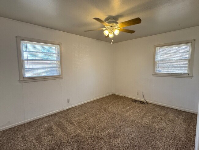 Building Photo - Cozy 2/1 Single-Family Home with Fresh Floors & 1-Car Garage