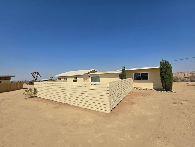 Building Photo - Stylish Desert Retreat in Flamingo Heights