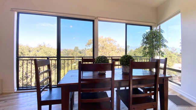 Building Photo - 1614 Pleasant Way