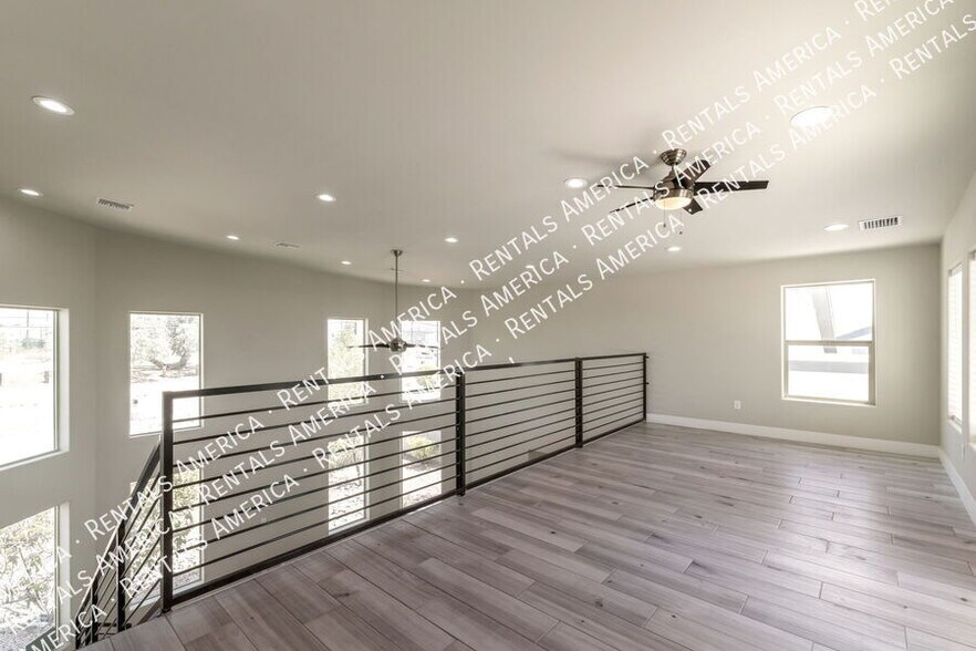 Building Photo - 922 S Fremont Ave