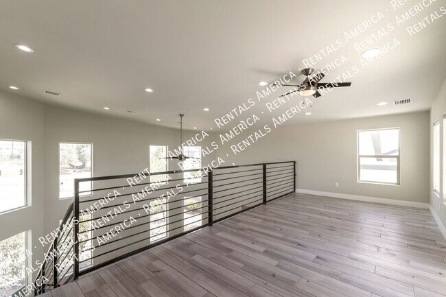 Building Photo - 922 S Fremont Ave