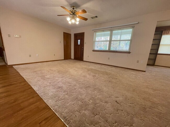 Building Photo - Move-in Special in Sherwood!