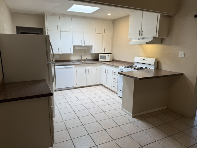 Building Photo - Charming NE Heights Cottage with Flexible Layout & Easy Access to UNM, Uptown, and KAFB