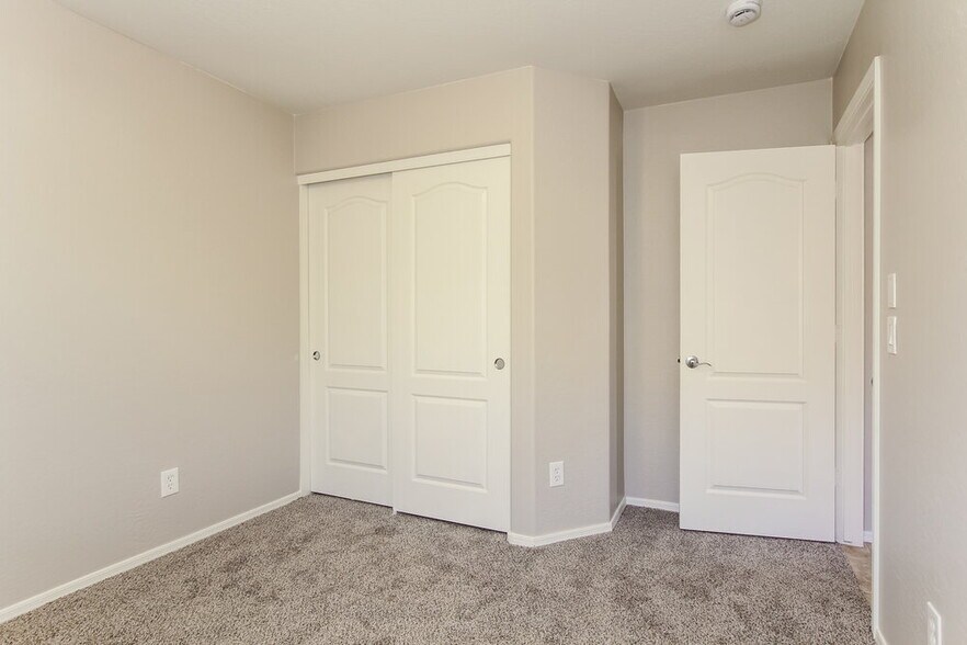 Building Photo - 2125 E Danbury Rd