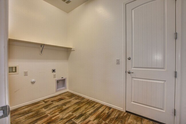 Building Photo - Beautiful 2 Bedroom with Den in Quailwood!