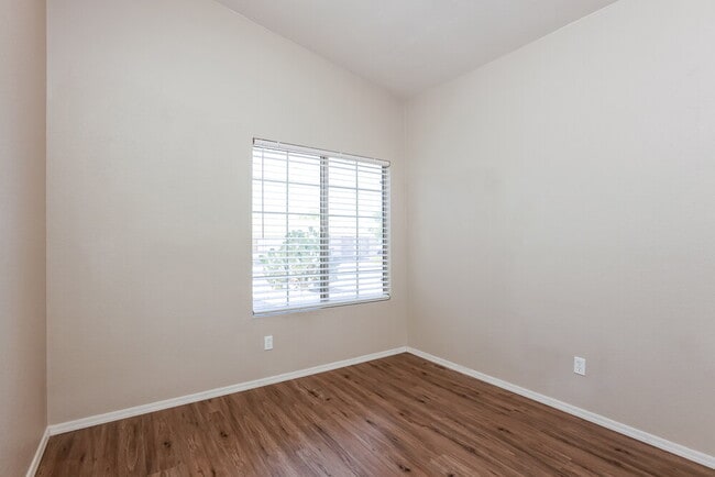 Building Photo - 9009 E Kinross Dr
