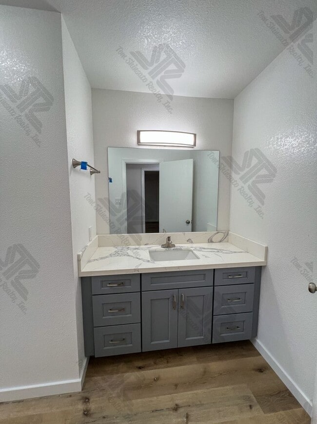 Building Photo - 4 bedroom, 3 bath attached home.