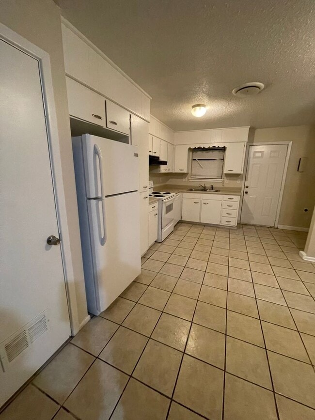 Building Photo - Spacious 2 bedroom with applicances