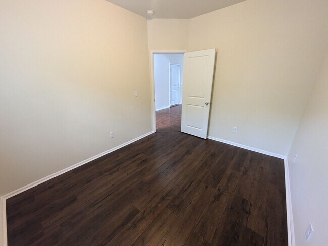 Building Photo - 3100 Eagle Loop NE