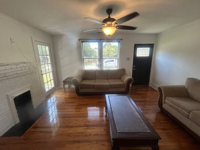 Building Photo - Charming 2-bedroom, 1-bathroom home in one of Columbia's most convenient locations!