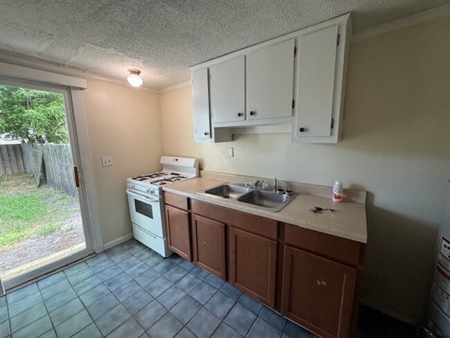 Building Photo - Downtown, 2 bedroom cottage
