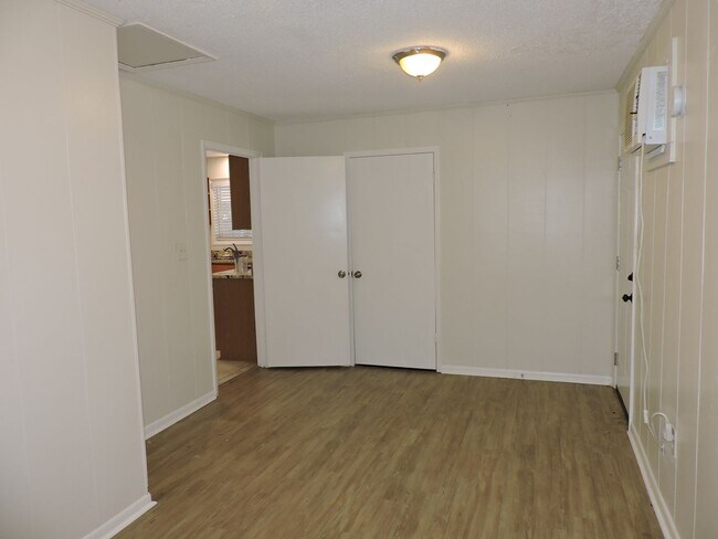 Building Photo - Convenient Northeast location!