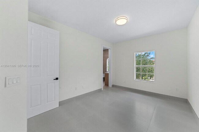 Building Photo - 3040 SW 44th Ct