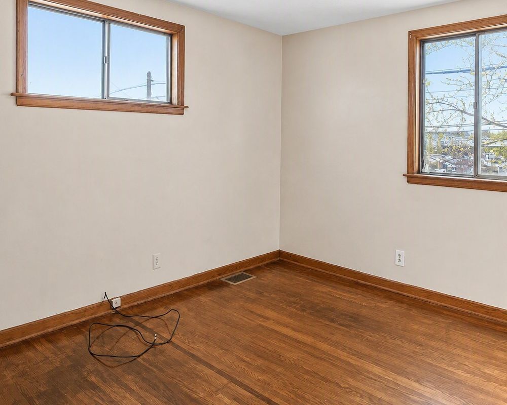 Building Photo - 512 Cayuga Rd