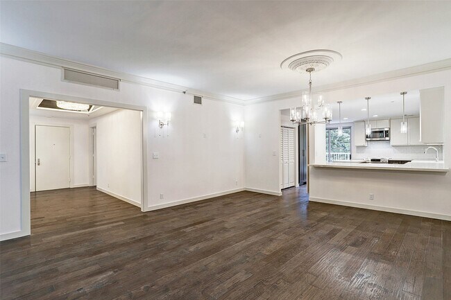 Building Photo - 121 N Post Oak Ln