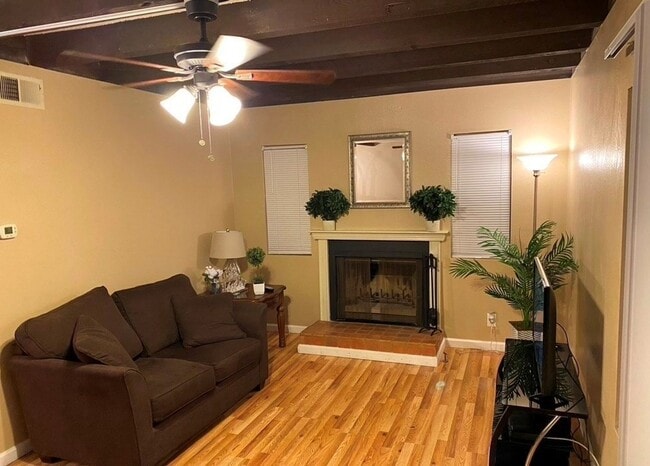 Building Photo - 2bd 1.5 bath Condo