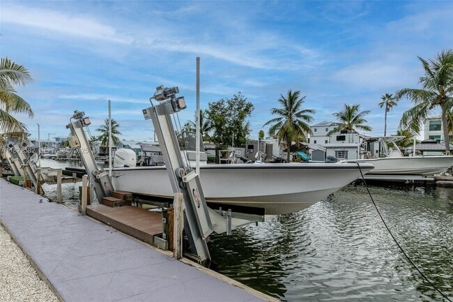 Building Photo - 325 Calusa St