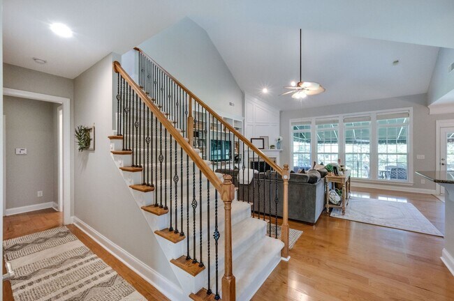 Building Photo - 4 Bedroom, 3.5 Bathroom Executive Home with Fenced Yard and 3 Car Garage.