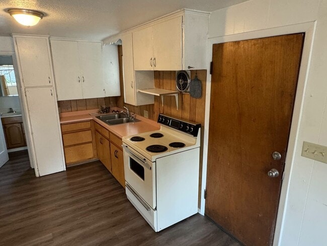 Building Photo - 2 Bedroom Triplex Unit in Springfield