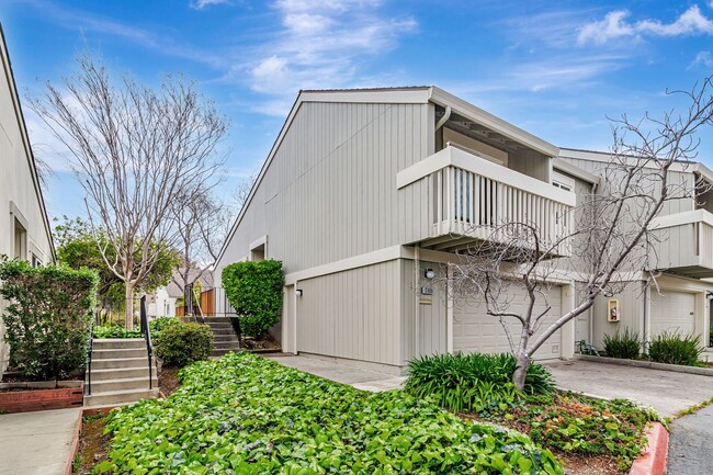 Building Photo - 2 bedroom, 2 bath townhome in the Northpoint HOA!