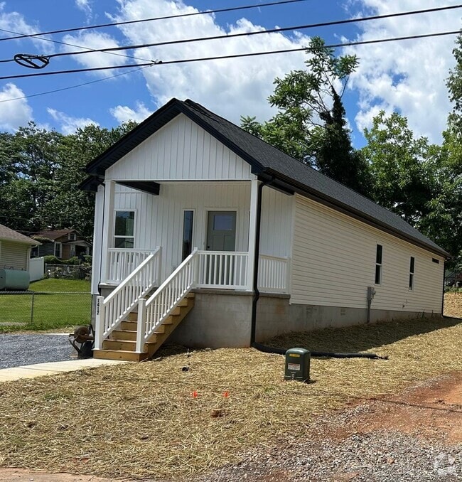 Building Photo - Beautiful new built three-bedroom, two-bat...