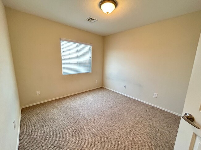 Building Photo - Gated 3-Bedroom 3-Bathroom Home in Southwest!