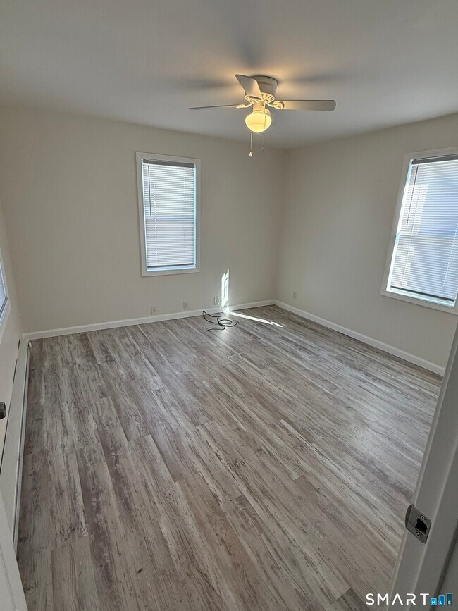 Building Photo - 2 Smith St