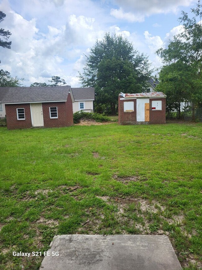 Building Photo - 3 bedroom, 2 bath home