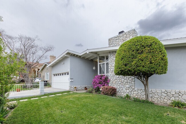 Building Photo - Spacious 3BR / 2BA Single-Story Pool Home in Granada Hills