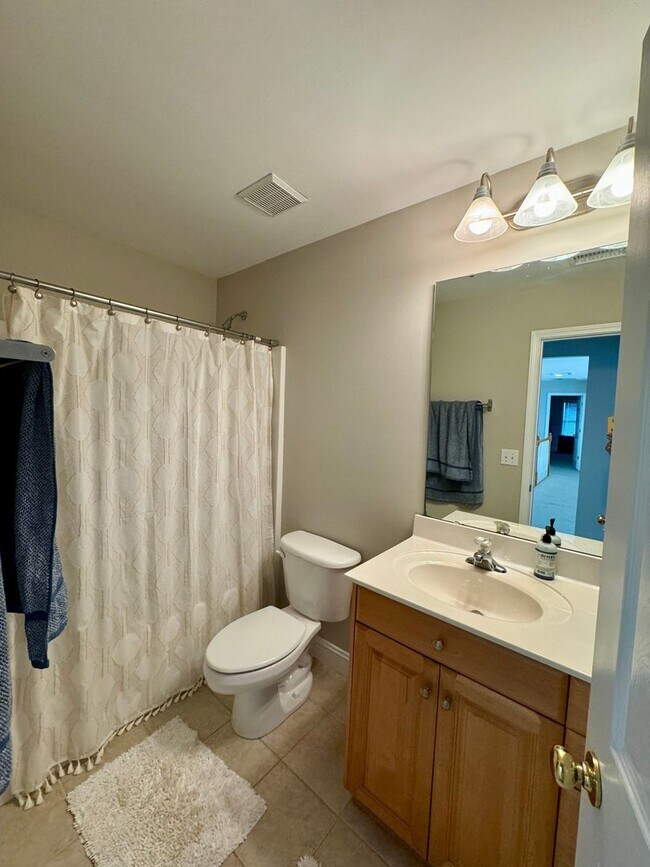 Building Photo - AVAILABLE AUGUST 23.  Spacious 5BR Home in...