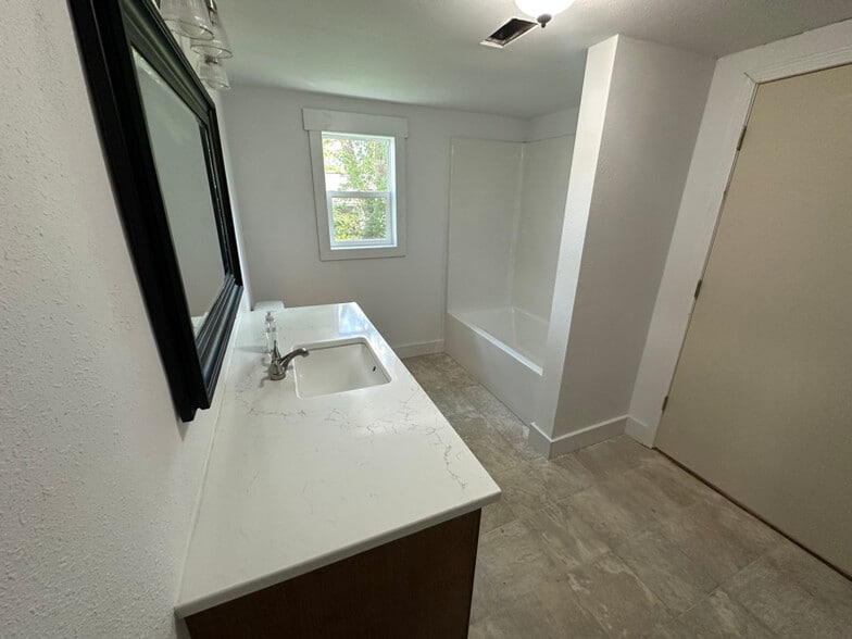 Building Photo - 204 S 11th St