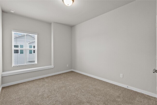 Building Photo - 594 Avisa Dr