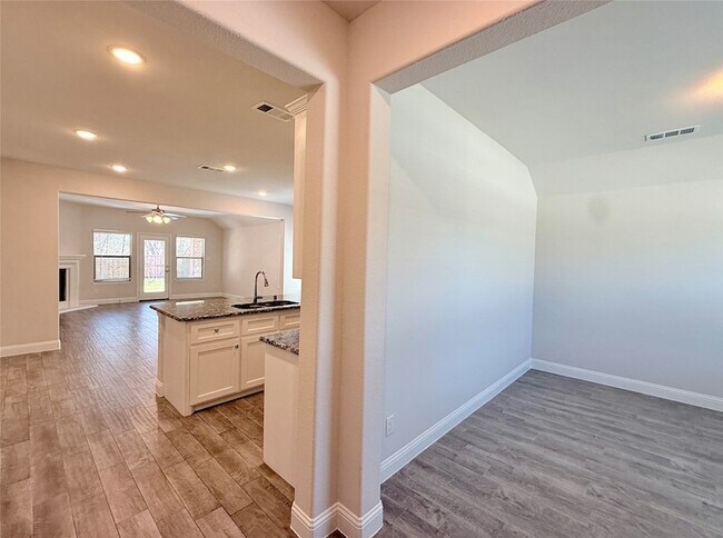 Building Photo - 2305 Caroline St