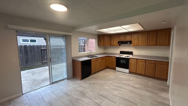 Building Photo - 1917 Coral Oak Ct