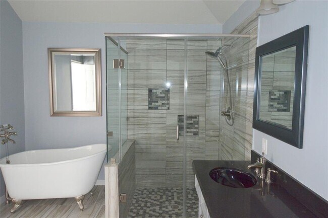 Building Photo - 15030 Vistamont Dr