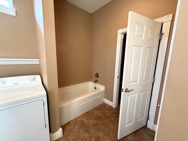 Building Photo - 98 Melrose Dr