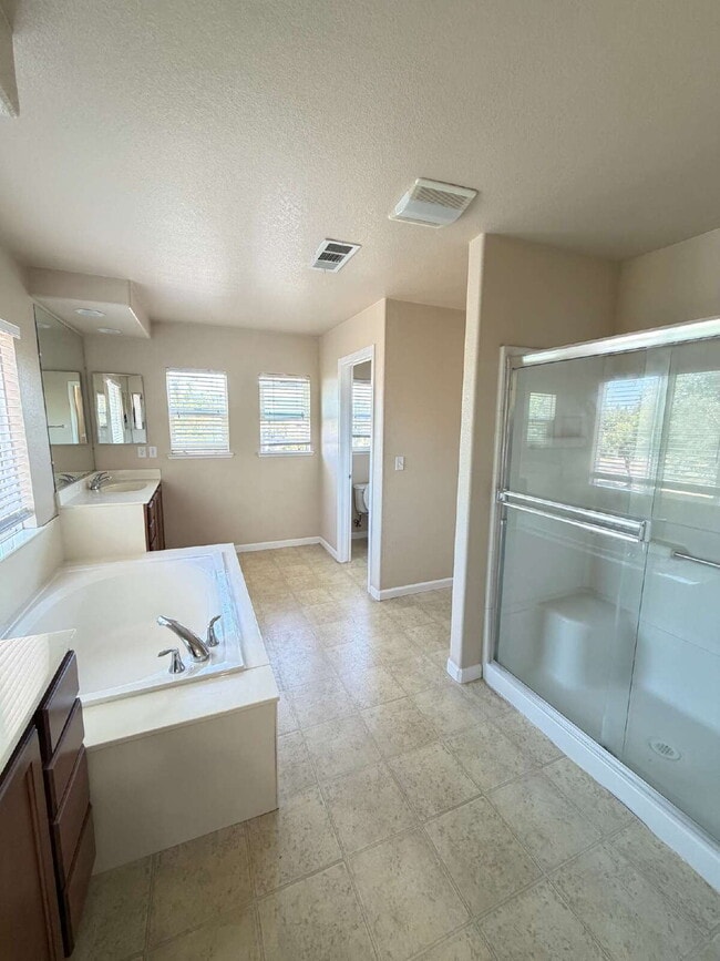 Building Photo - "Spacious 4-Bedroom Haven in Merced with 3 Full Baths & Elegant Granite Countertops!"