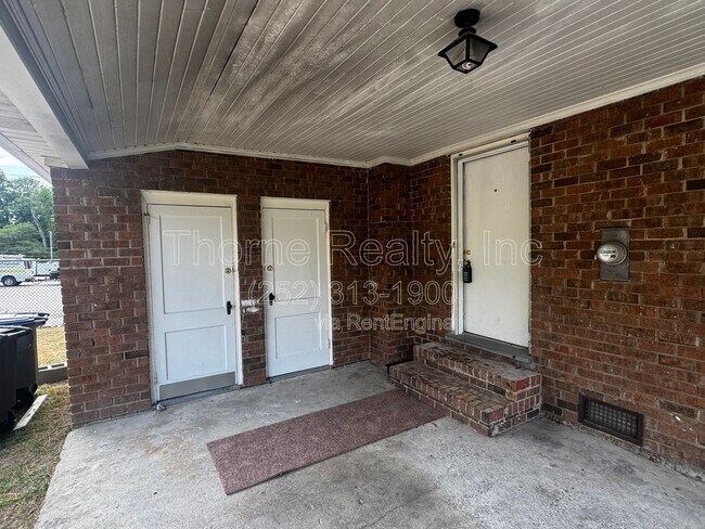 Building Photo - 3920 Sunset Ave
