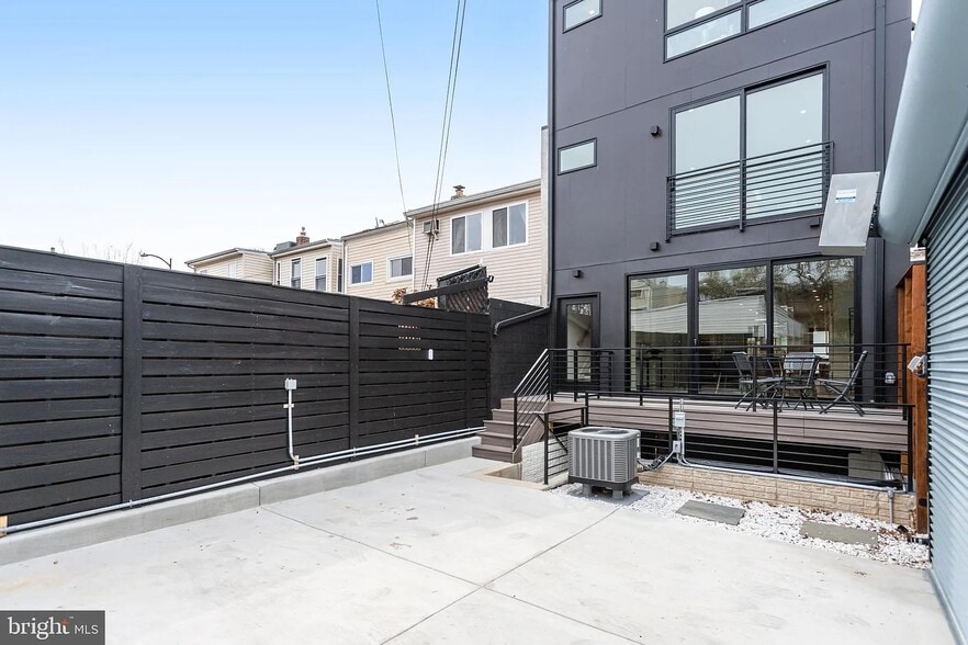 Building Photo - 1023 Irving St NW