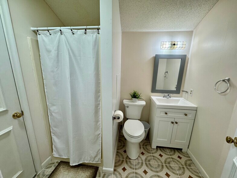 Building Photo - 300 Brittany Farms Rd