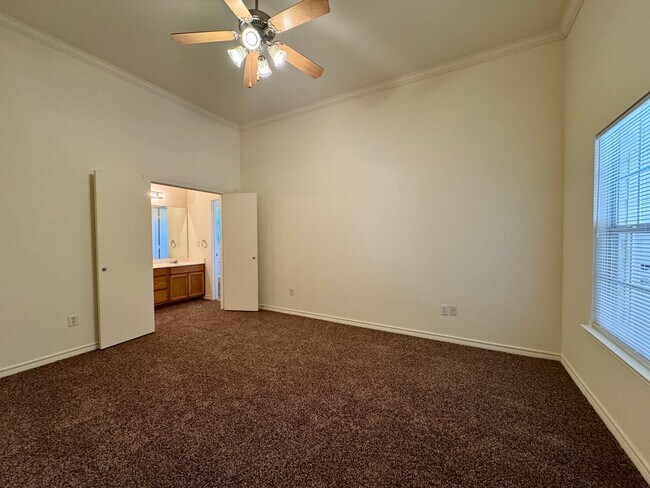 Building Photo - Duplex