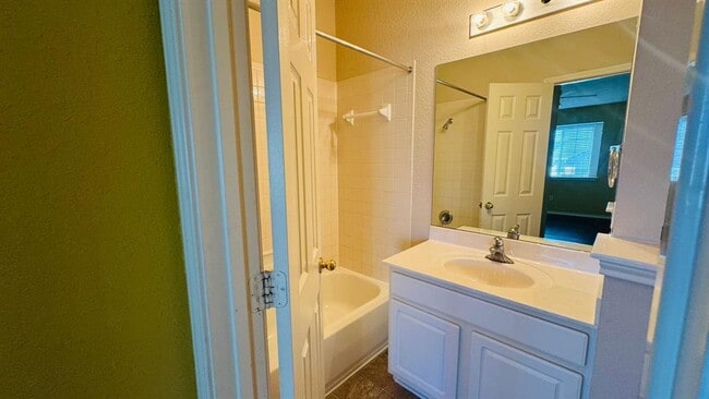 Building Photo - 16100 S Great Oaks Dr