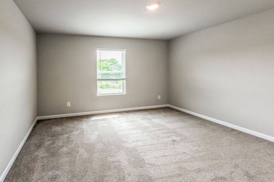 Building Photo - 2240 Lismore Dr