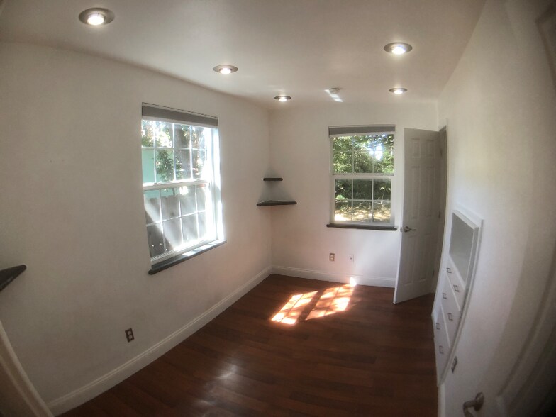 Building Photo - 1015 Beamer St