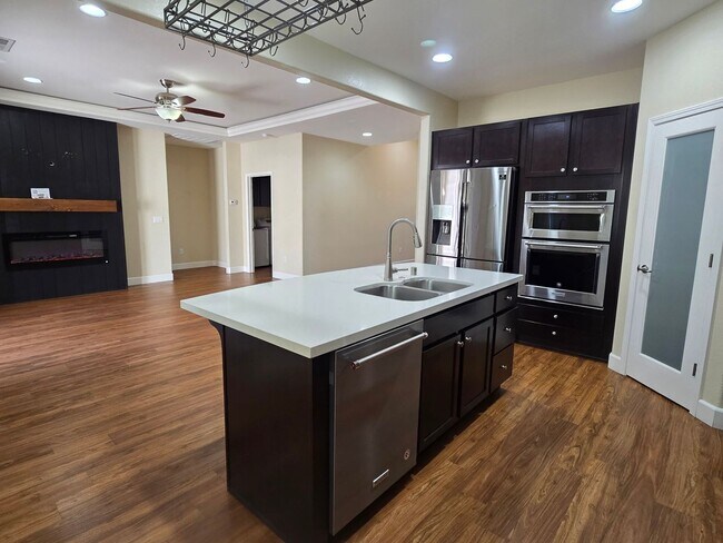 Building Photo - Executive home located on a quiet cul-de-s...