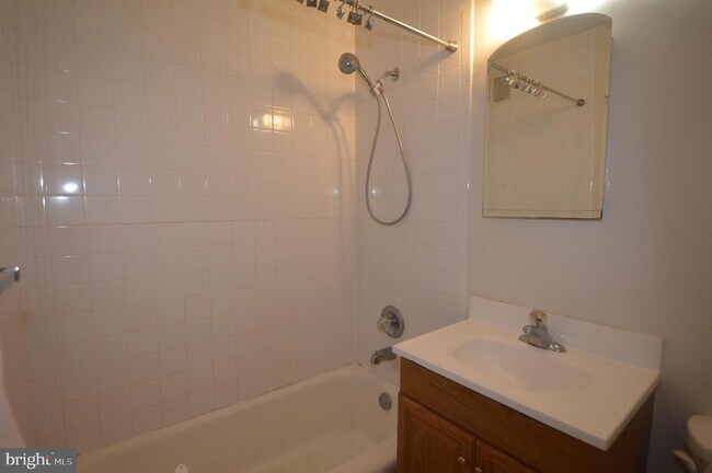 Building Photo - 160 Talbott St