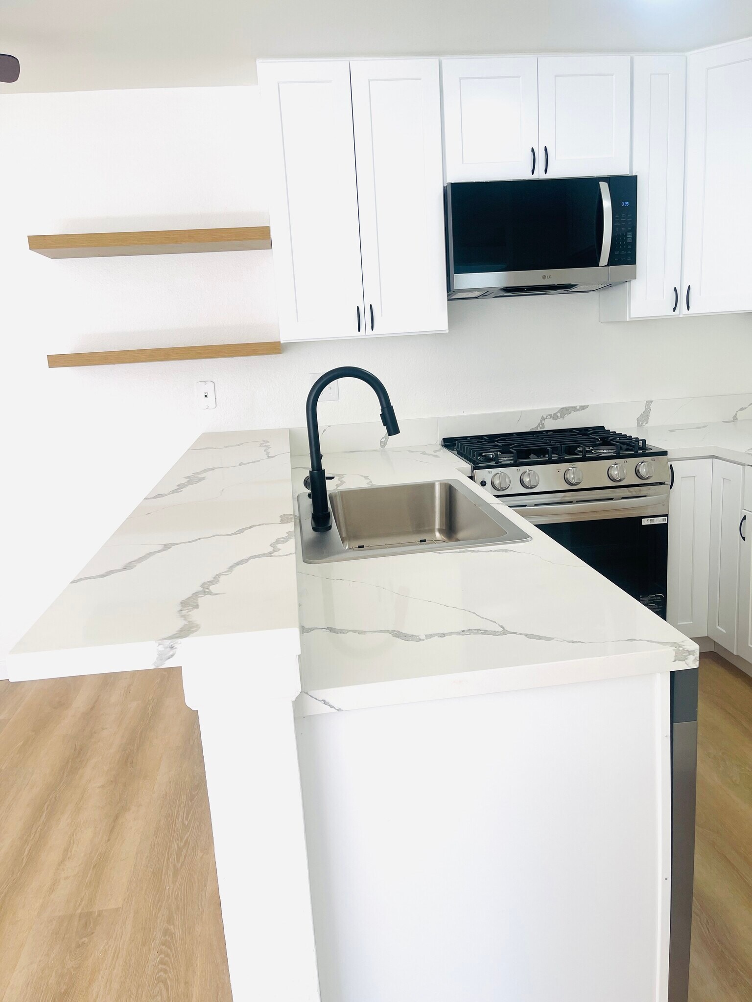 Building Photo - 518 Oak St