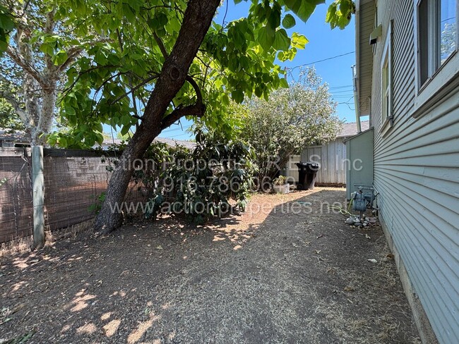 Building Photo - Updated Cottage - Downtown Roseville - 1 B...