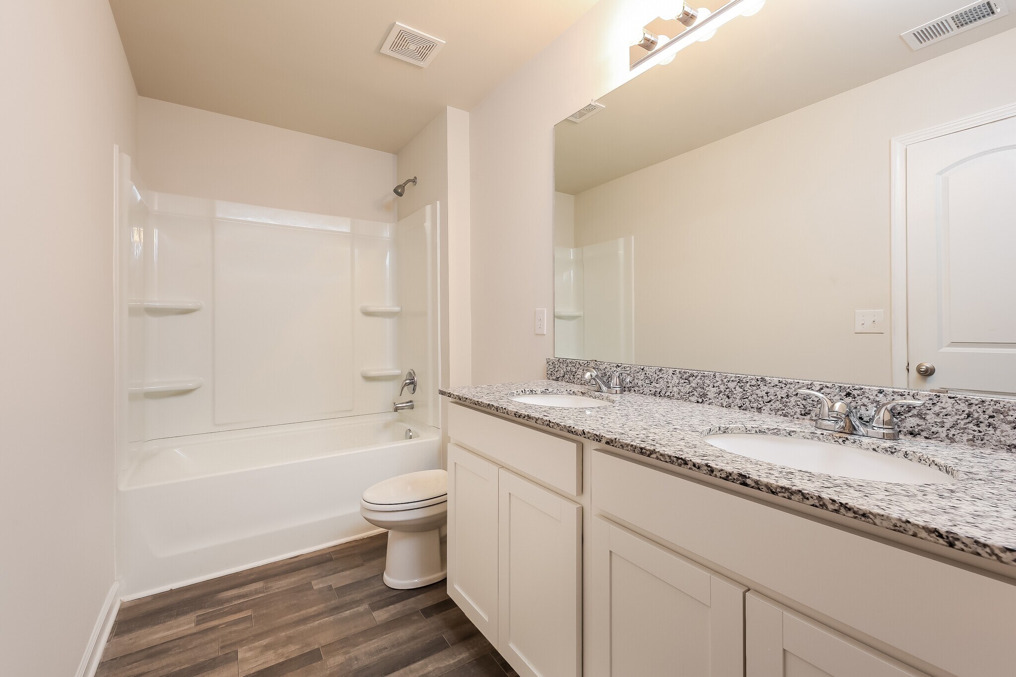 Building Photo - 161 Queens Cir