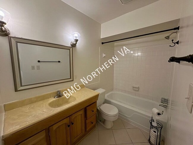 Building Photo - 5819-E Rexford Dr-